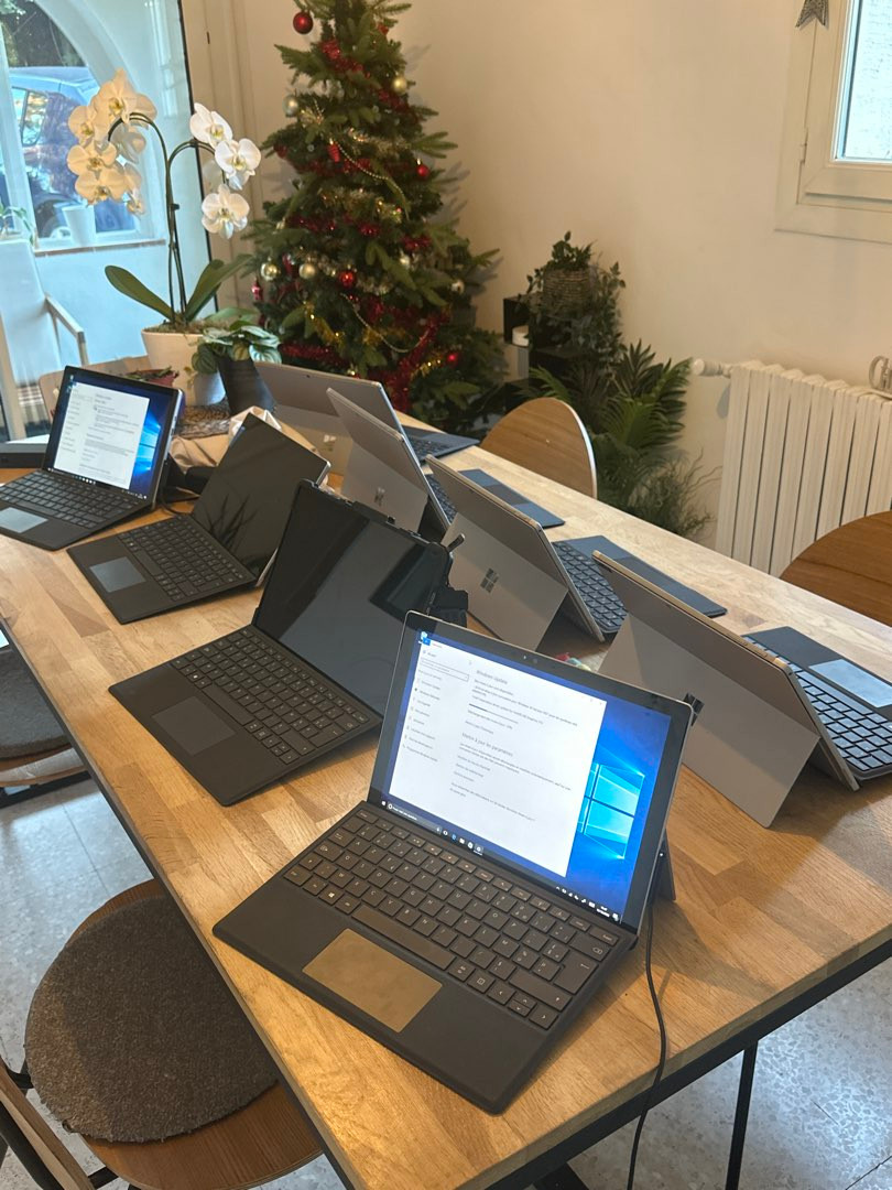 Don d'ordinateurs et de tablettes par l'entreprise Griesser