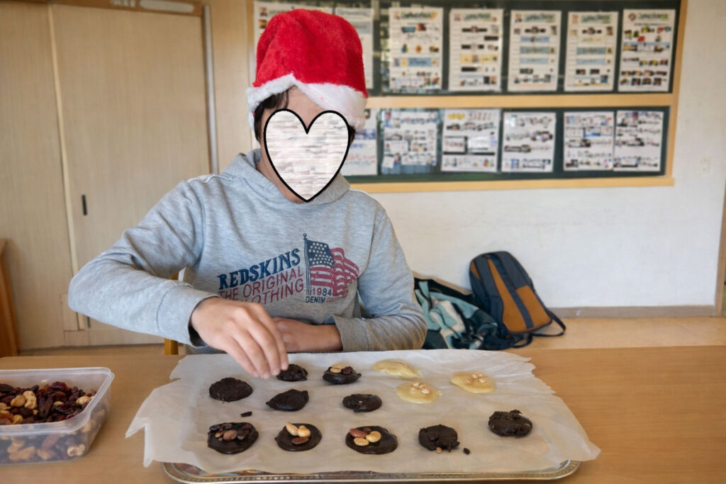 Atelier cuisine éducatif favorisant l’autonomie et les apprentissages fonctionnels d’un enfant avec autisme, accompagné dans un cadre sécurisant et bienveillant par l’Association 3A.