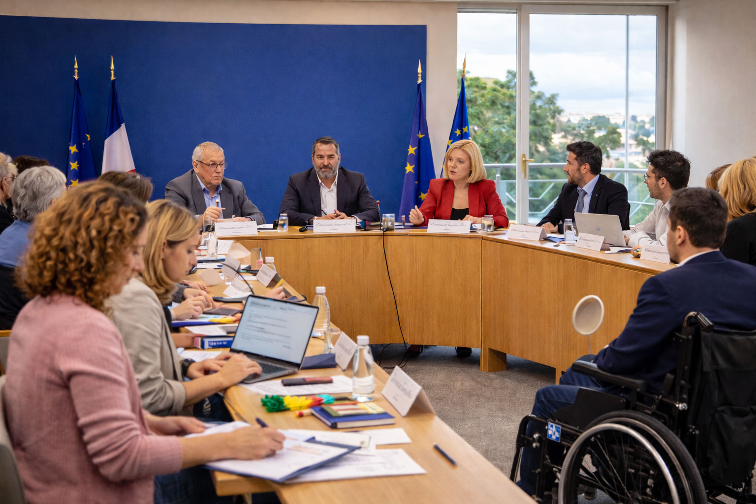 Réunion de travail réunissant élus, professionnels et personnes concernées autour des enjeux d’accessibilité et d’inclusion, illustrant l’engagement territorial de l’Association 3A pour une société accessible à tous.