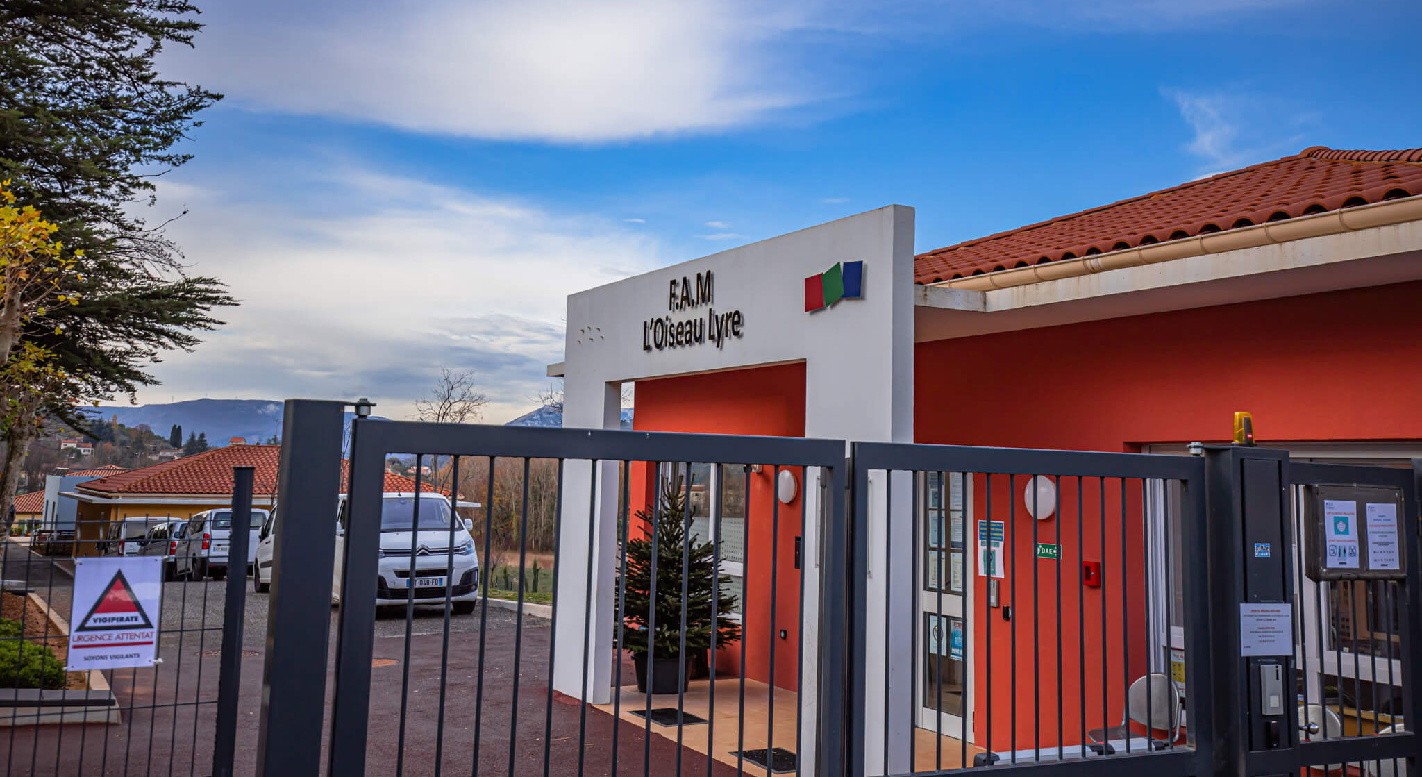 Vue extérieure du Foyer d’Accueil Médicalisé L’Oiseau Lyre à Levens, établissement médico-social accompagnant des adultes avec troubles du spectre de l’autisme dans les Alpes-Maritimes.