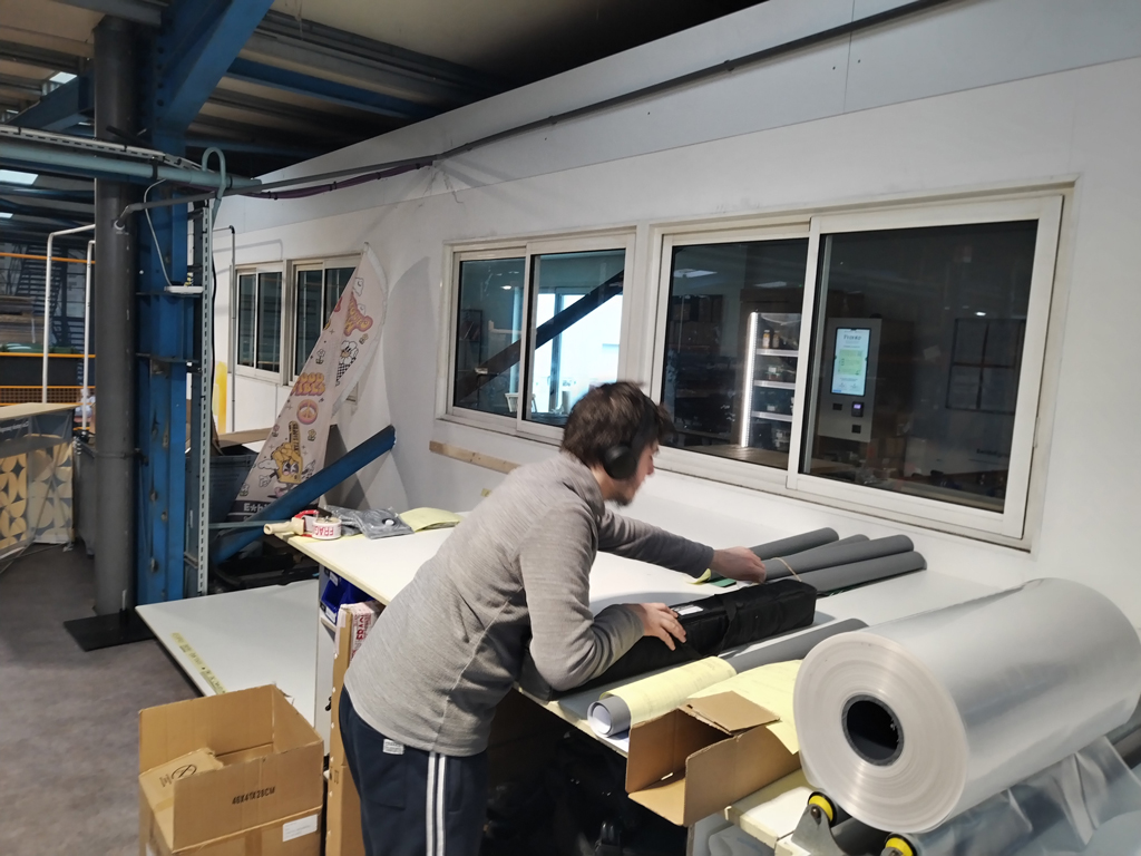 Jeune adulte en stage dans l’entreprise de signalétique Exhibit dans le cadre du SESSAD Pro insertion professionnelle